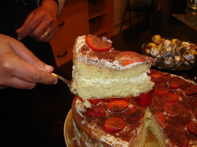 dsc00381 - עוגת תותים בקרם וציפוי תותים - עוגה נוסטלגית של אמא