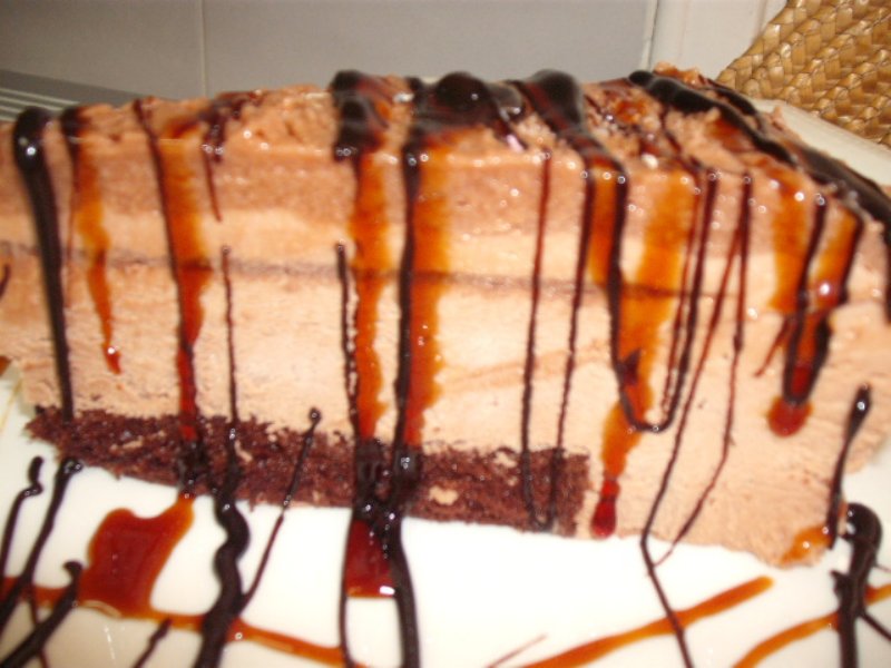 DSCF5144 800x600 - עוגת מוס קשיו שוקולד וקרם קרמל