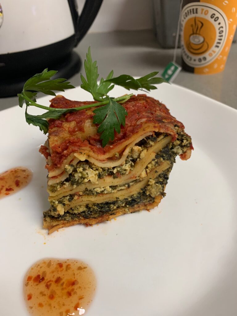 תרד וטופו 768x1024 - לזניה תרד טופו וגבינה ברוטב אדום, טבעוני