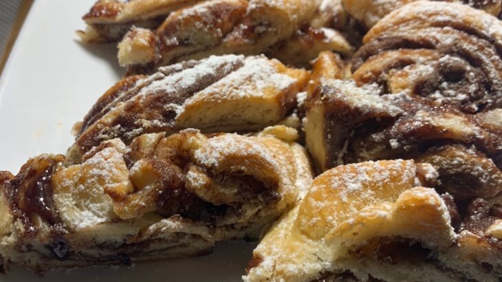 שוקולד 730x410 - בצק שמרים עלים קנוי במלית שוקולד